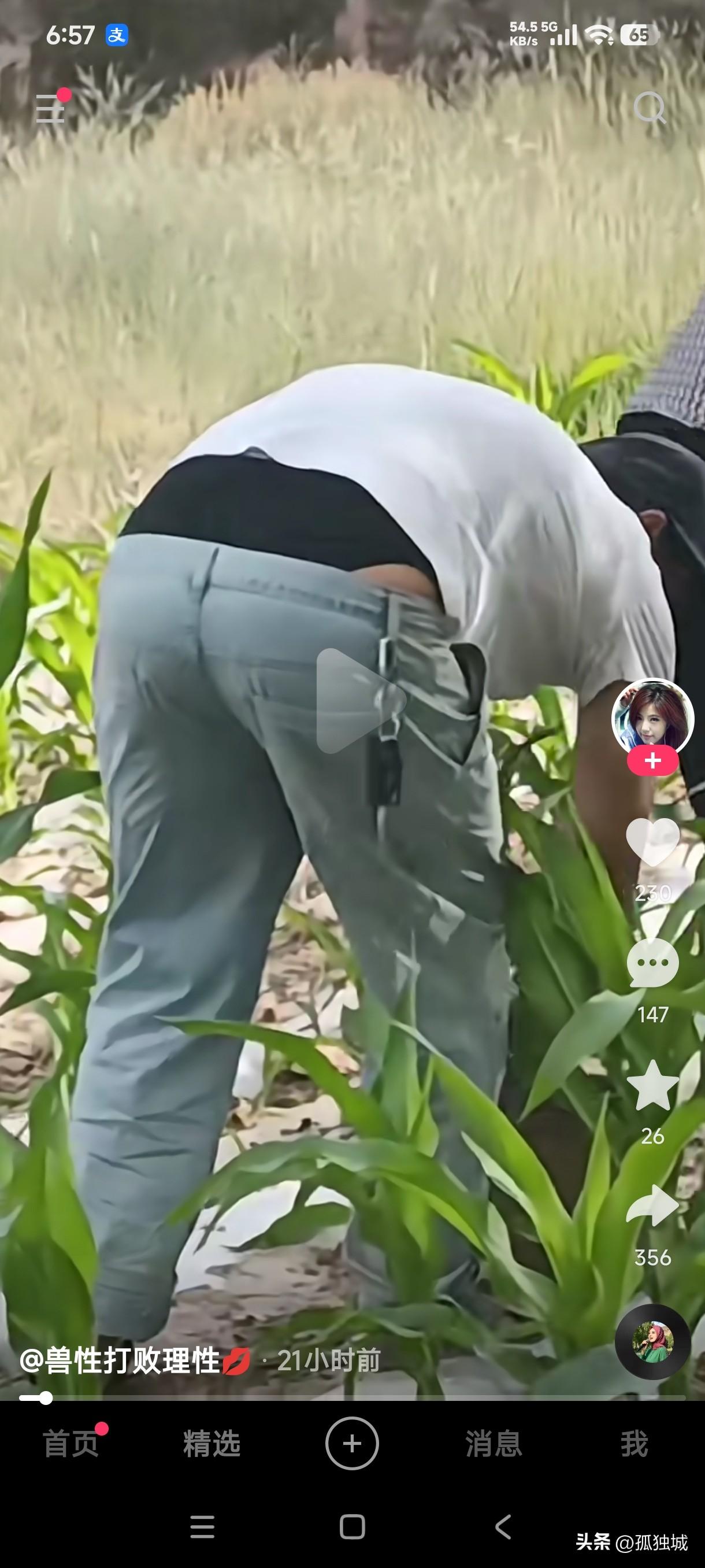 这哥们绝对是早上起来的时候着急忙慌的把媳妇的裤衩子给穿错了，一个大老爷穿个三角裤