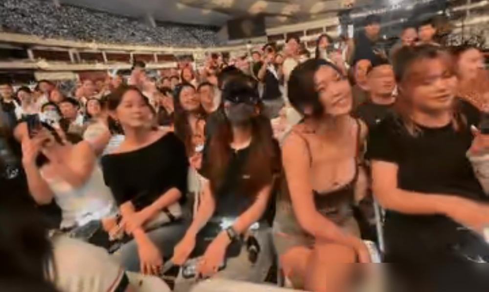 那个被全网群嘲了十年的“小笼包”，终于在红毯上给自己打了个漂亮的翻身仗。

以前