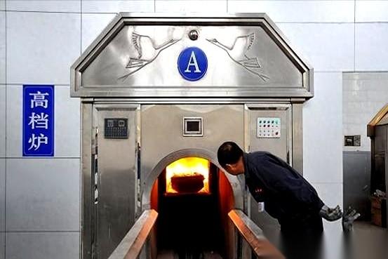 我跟你说，最近又看到那个“内部人士”爆料了。
说火葬场出来的骨灰，别领。
不仅给