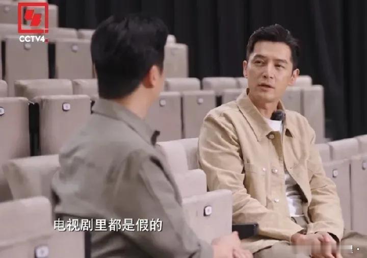 胡歌在采访中说：“我老婆生孩子的时候，我在产房陪产，那一瞬间才发现电视剧里演的都