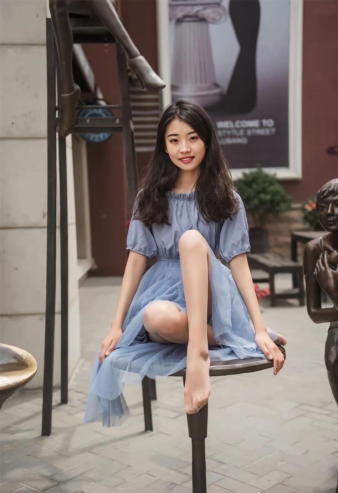 学会穿搭对女人来说，那重要性简直溢出屏幕！就说天蓝色穿搭，魅力值直接拉满。
像天