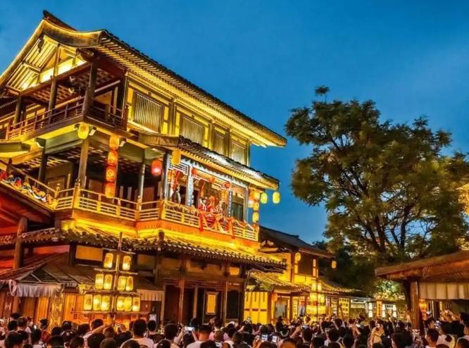 国内旅游为什么越来越去不起？不是老百姓没钱了，是景区把游客当韭菜一茬一茬地割！门