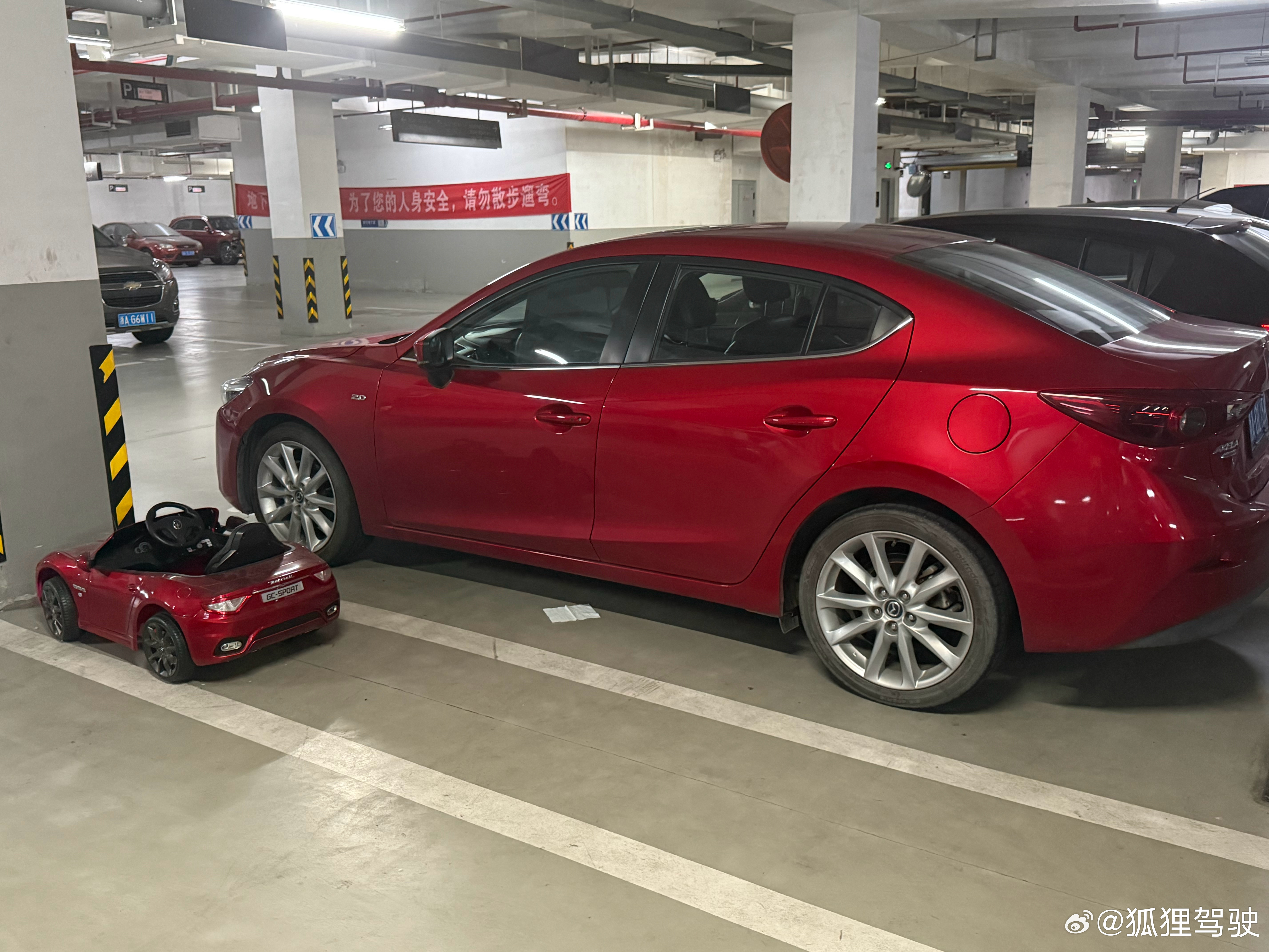 🚗哈哈哈哈有意思在停车场看到的 想到一句“小小的老子” ​​​
