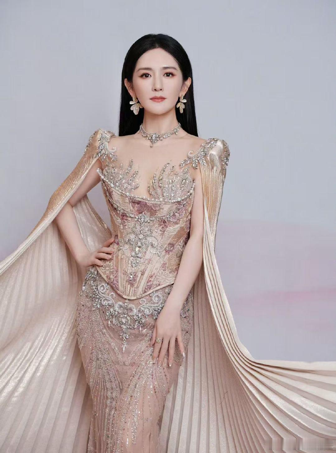 谢娜回应早期艺名谢娜早期主持艺名叫叶子，如今蜕变成太阳女神，这份热爱从未改变 