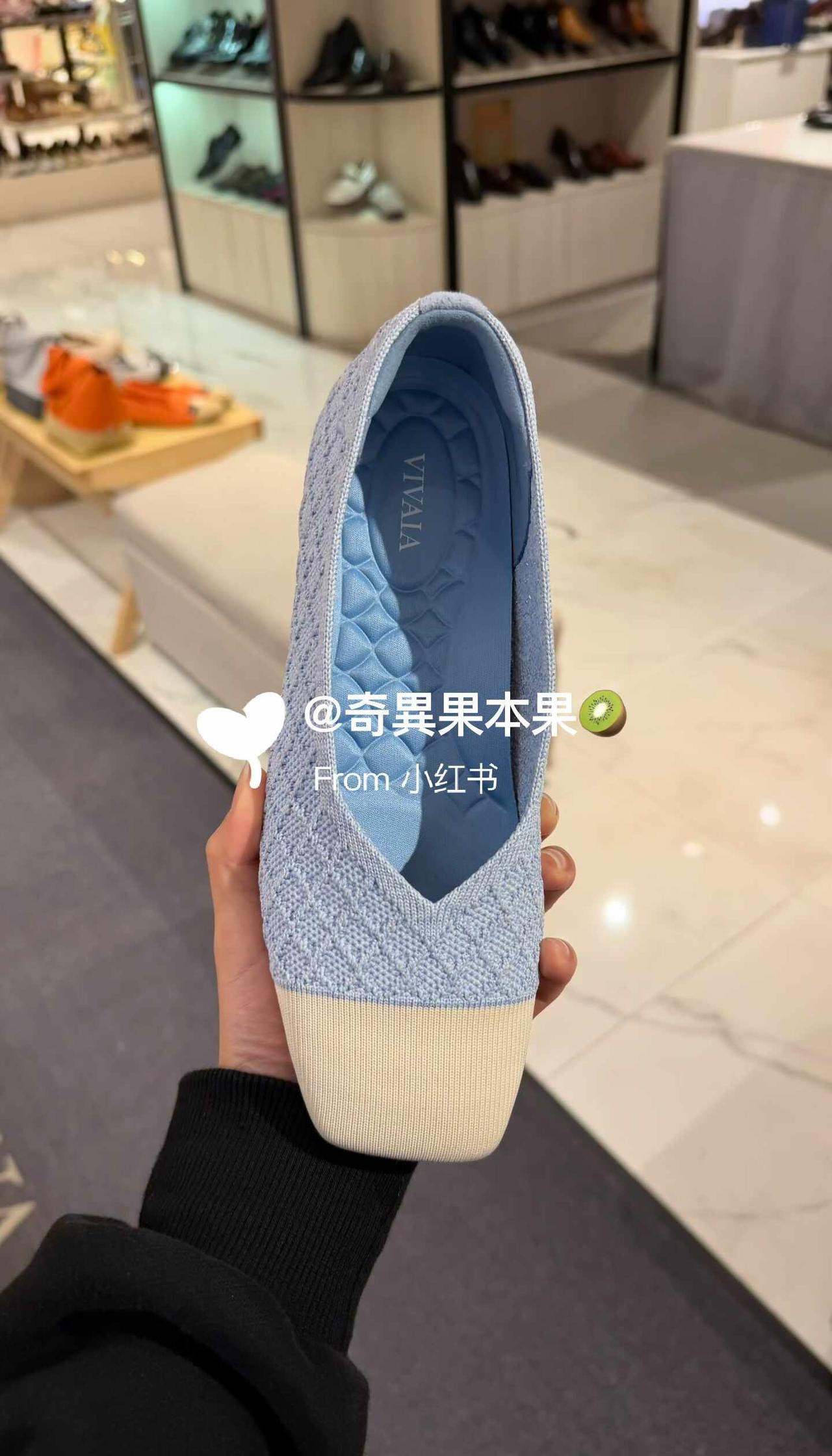 今天来个蓝色的鞋～蓝蓝的天蓝的鞋💙
VIVAIA香港 RFL时尚轻单 治愈系天