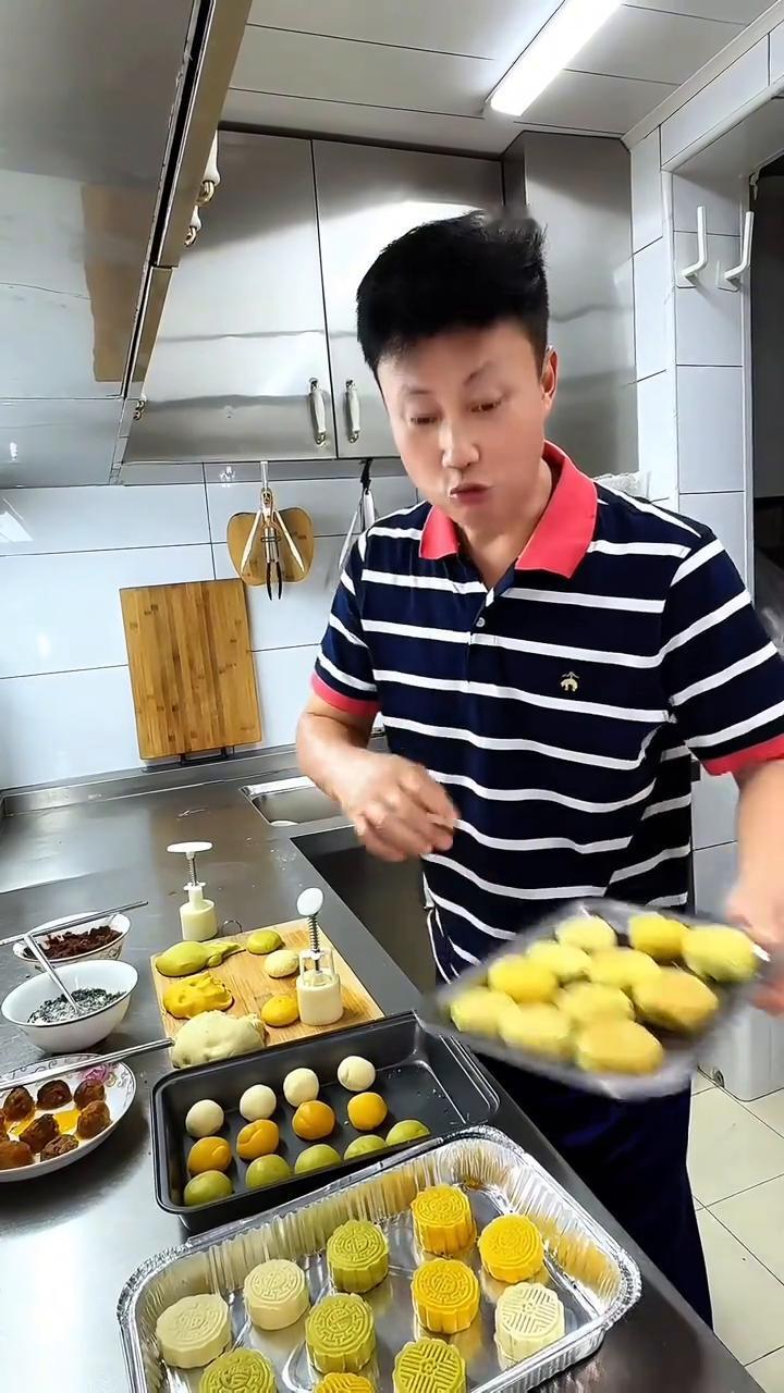做月饼。
耿为华。
家人们，中秋那天晚上几个朋友约我一起赏月，还让我多做一些月饼