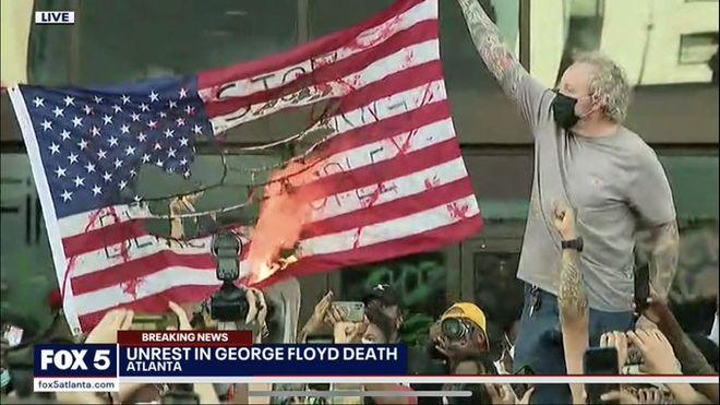 特朗普改组 ICE：美国版 “御林军” 横空出世，街头枪击只是开始？

近期美国