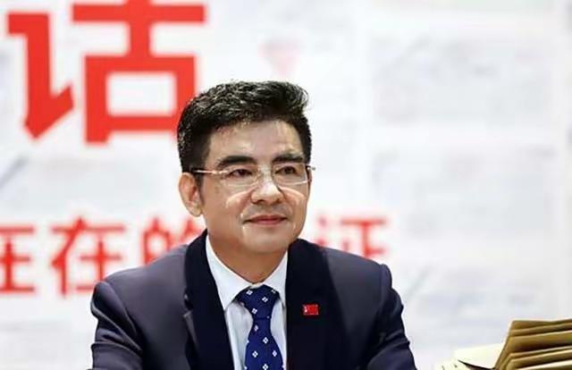 闫学晶炫富时，网友集体炮轰。可当陈光标炫富时，大家却笑了。
他在采访中说：我的领