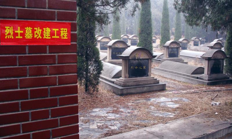 八旬老人守陵34年：一座坟，一辈子，一颗心
 
在城郊那片安静的山坡上，80岁的