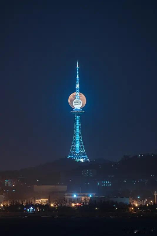 午睡时，手机突然响了，我一看是一个青岛移动的陌生号码，有些恼怒，但我还是接了起来