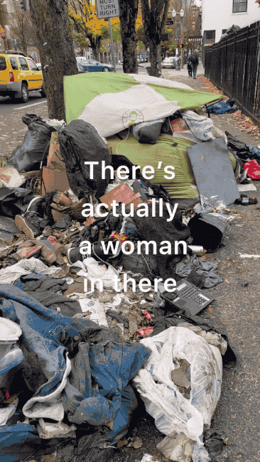 无法想象：美国流浪女子把自己埋进垃圾堆，这也许是冬天活下去和不被性侵的唯一手段！