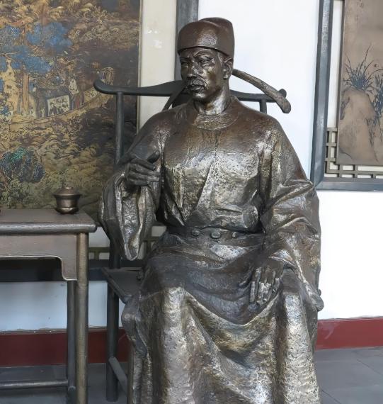 1042年，西夏铁骑突袭泾州。知州滕子京率数千民兵死守孤城，杀牛犒军，血战三日。