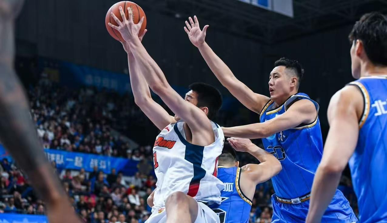 广东客战北京不是没得打，内线并没有劣势，外线防守是关键
广东队明日将客场挑战北京
