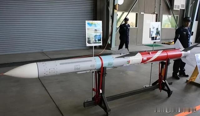 霹雳-17堪称国产空战的“远程狙杀王”，其性能之强悍，彻底颠覆了传统空战逻辑。与