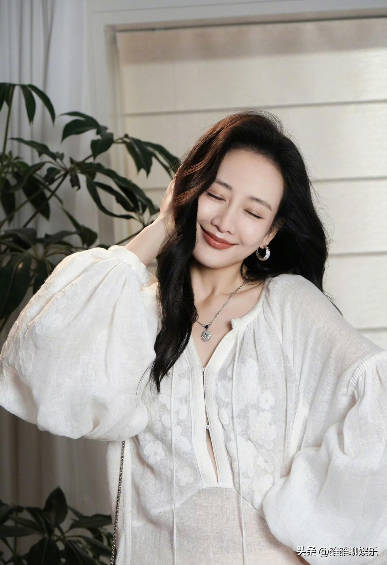 王鸥，高调官宣。

3月21日深夜，王鸥突然冲上热搜，原因是她在直播间说了自己的