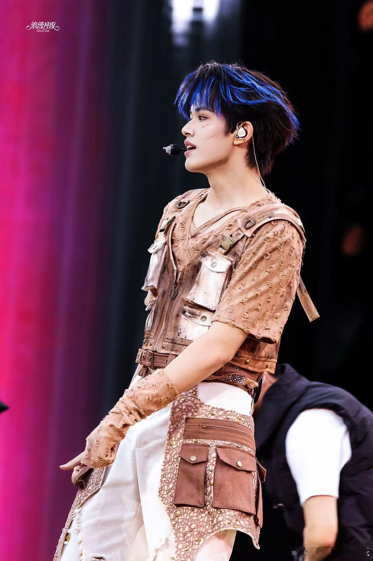 张极蓝发挑染 我天！张极蓝发挑染杀疯了，这颜值这发色，简直是行走的画报！ 