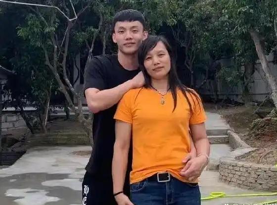 这是广篮徐杰的母亲，其实她长的很美！浓黑的细眉微弯，双眼皮大眼睛明亮。鼻梁玉直，