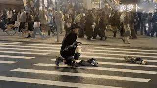 台湾一个张姓逃兵，昨日在台北火车站随意杀人，致四死五伤，最后在警察的围堵下无路可