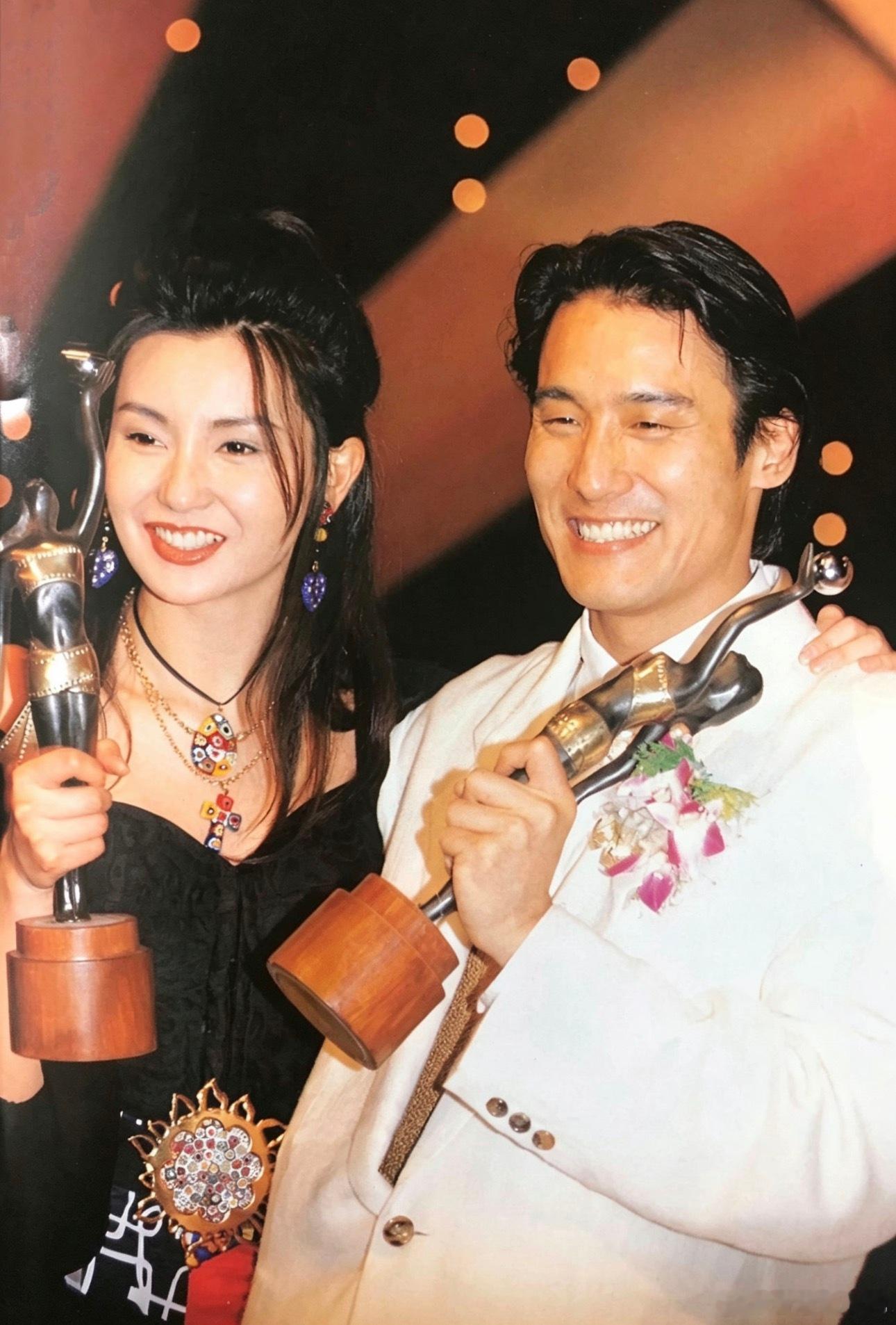 明天就是金像奖啦，大家记得来找我玩哟！晚安～