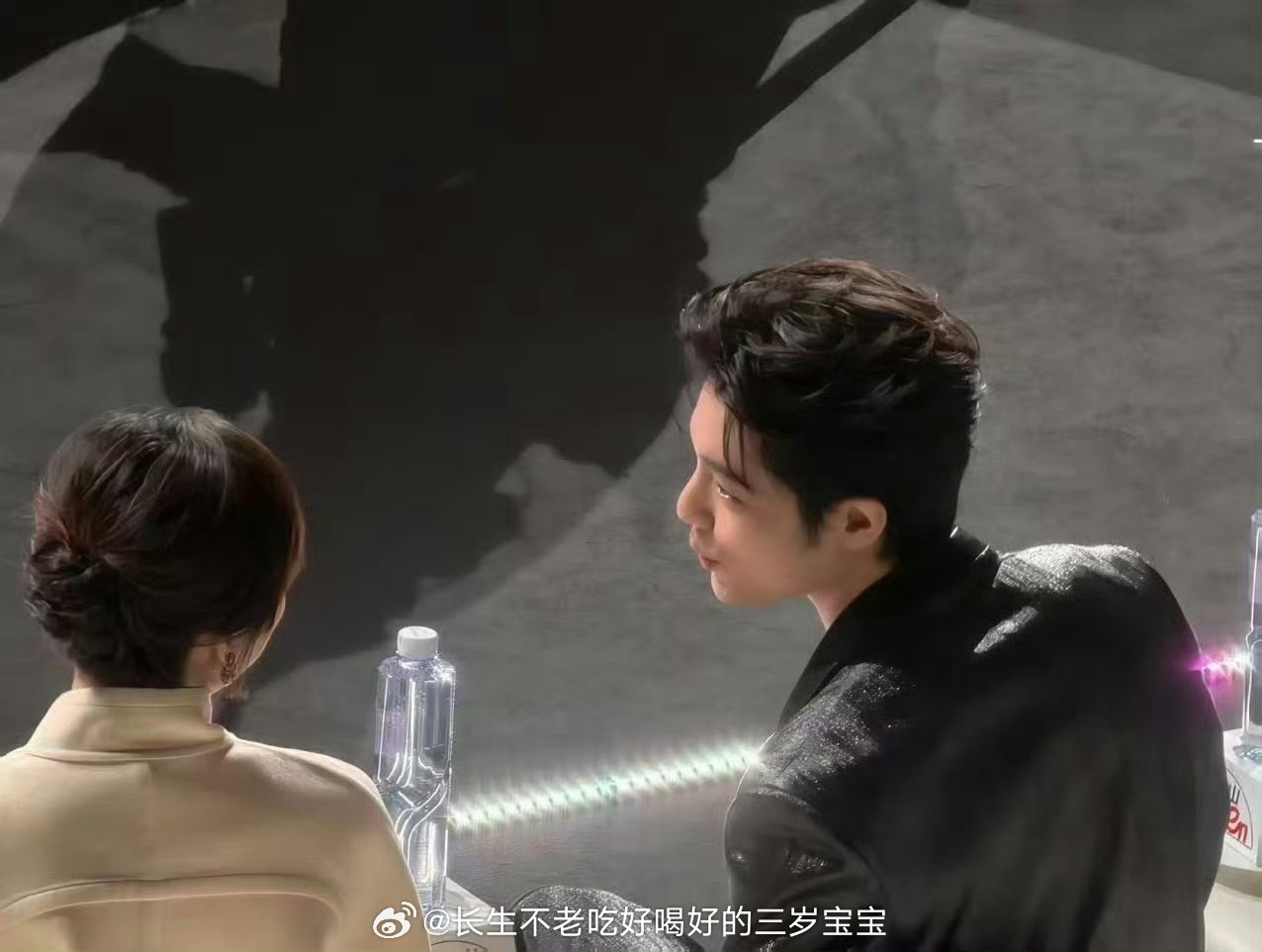 肖战孙俪挨着坐肖战孙俪内场挨着坐，我的眼睛都不知道该看谁了，两位都是实力派，坐在