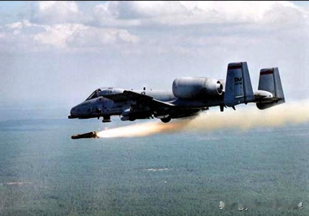 【美军在叙利亚对IS发起空中打击】
    美国中央司令部发布战情通报：在叙利亚