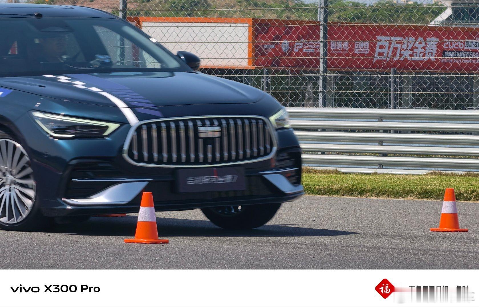 真的蛮好玩的诶今天也在天府国际赛车场体验了吉利银河星耀7 e-awd四驱真的不一