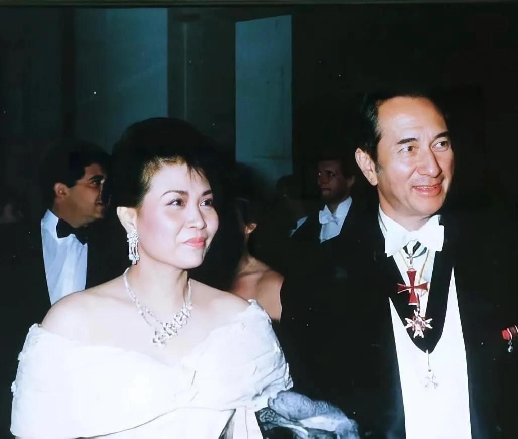 为啥赌王二房不敢自称为何太，而是让人喊她蓝小姐呢？


我很不理解为啥都说她害了