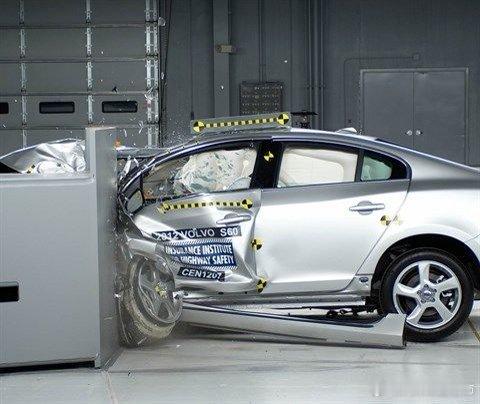 雷总直播聊的丢轮保命是谁发明的，争是沃尔沃还是奔驰发明的真没必要，关键是沃尔沃把