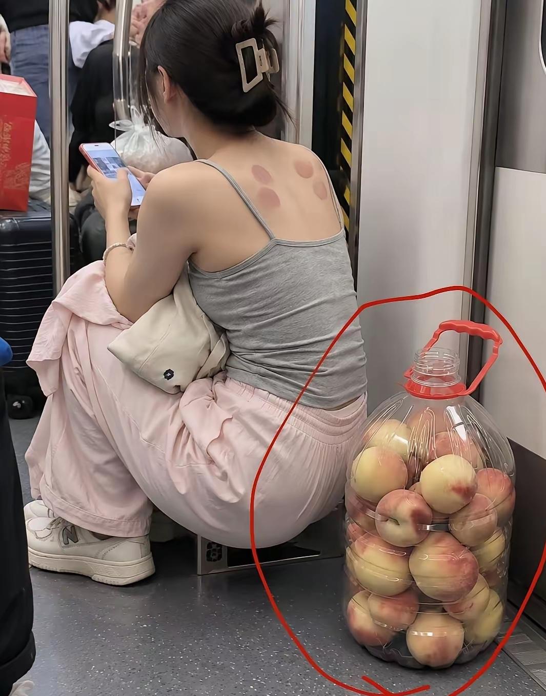 看瓶子好像完好无损的！桃子是怎么弄进去的哟？