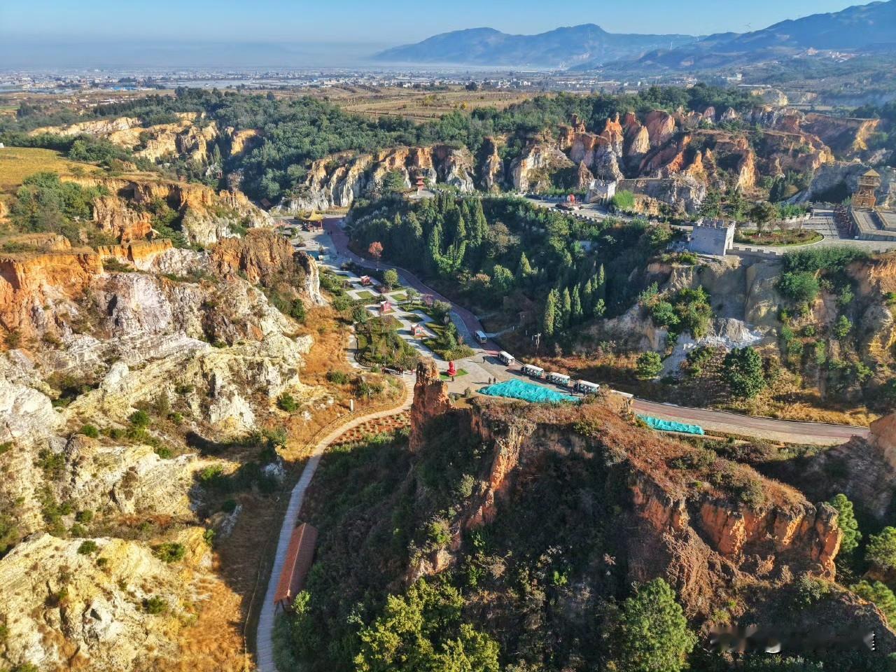 在彩云之南曲靖陆良的温柔怀抱里，藏着一处宛如梦幻之境的地方——彩色沙林。

踏入