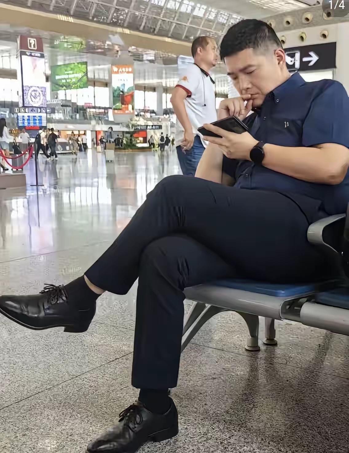 一看就像高管坐姿