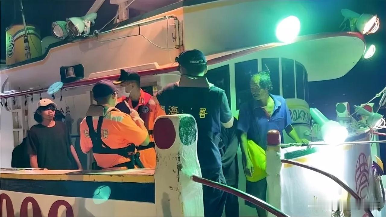 澎湖大进满88号4船员获释返台   凌晨抵马公港

澎湖大进满88号渔船4船员1