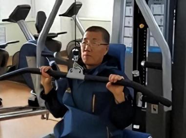 2000年，哈尔滨一个26岁小伙意外离世，他的心脏移植给了57岁的杨孟勇。没想到