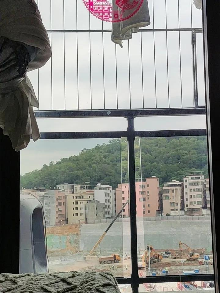 窗外的城市与工地，生活的忙碌与宁静