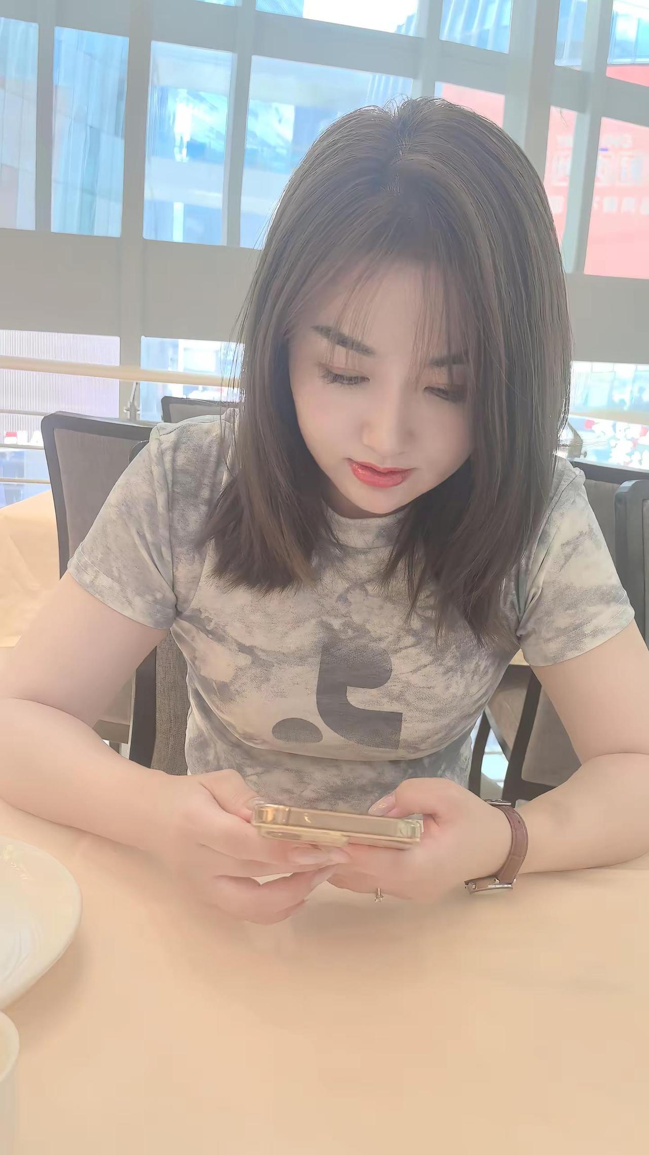 总觉得自己一胖就胖脸，全是肉肉不喜欢😟😟老喜欢里面的美颜把脸变的不圆的那种，
