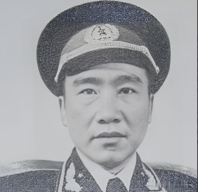 1955 在举行授衔仪式之际，他竟猛地一把扯下肩章，而后扬长离去，紧接着便立下了