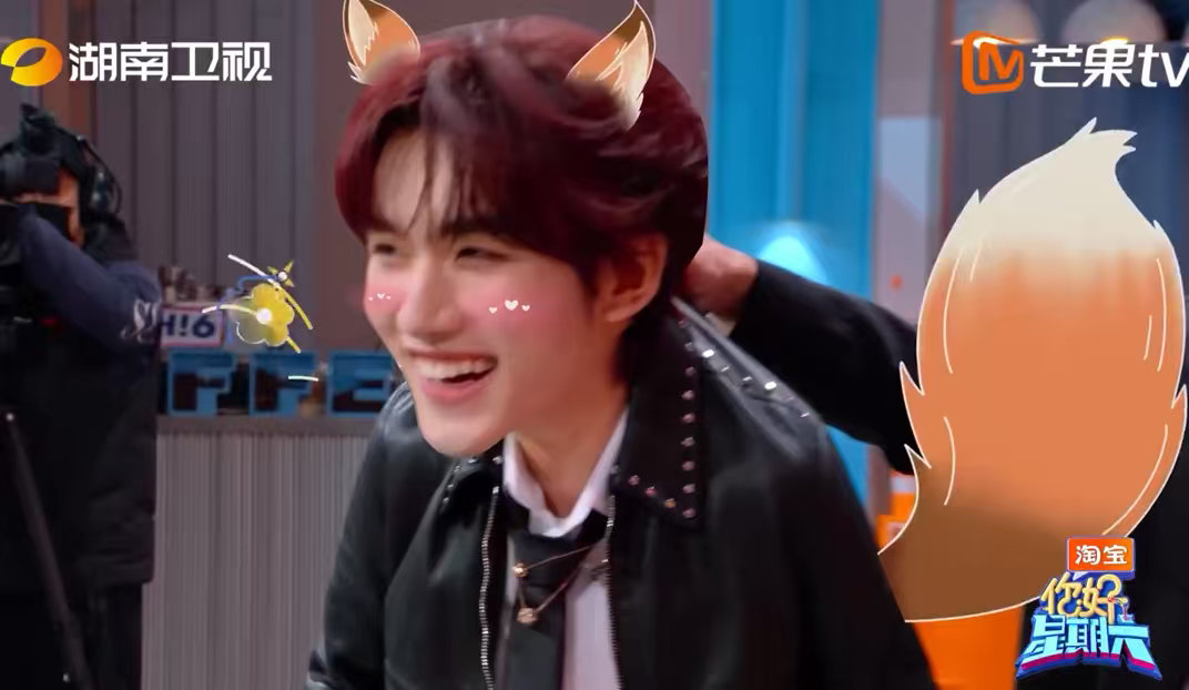 丁程鑫丁程鑫急得直接下场传答案了你好星期六 侯明昊忘词卡壳，丁程鑫急到不顾规则下