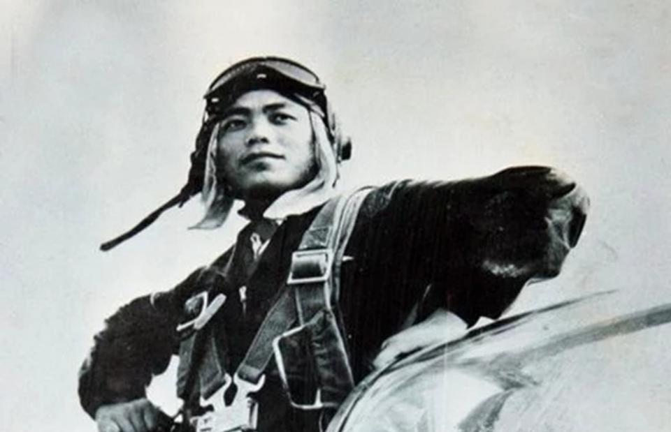 “快看，一架飞机在天上倒着飞！”1952年，我空军飞行员郑友魁驾驶的飞机被击中，