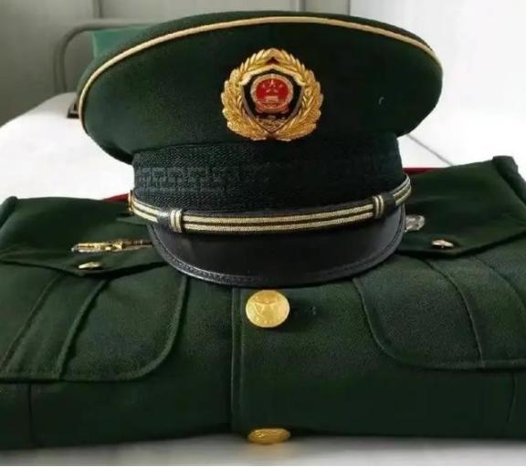 “退役”和“退伍”虽只差一字，却天差地别。退伍的义务兵，两年期满，部队叠好被子，