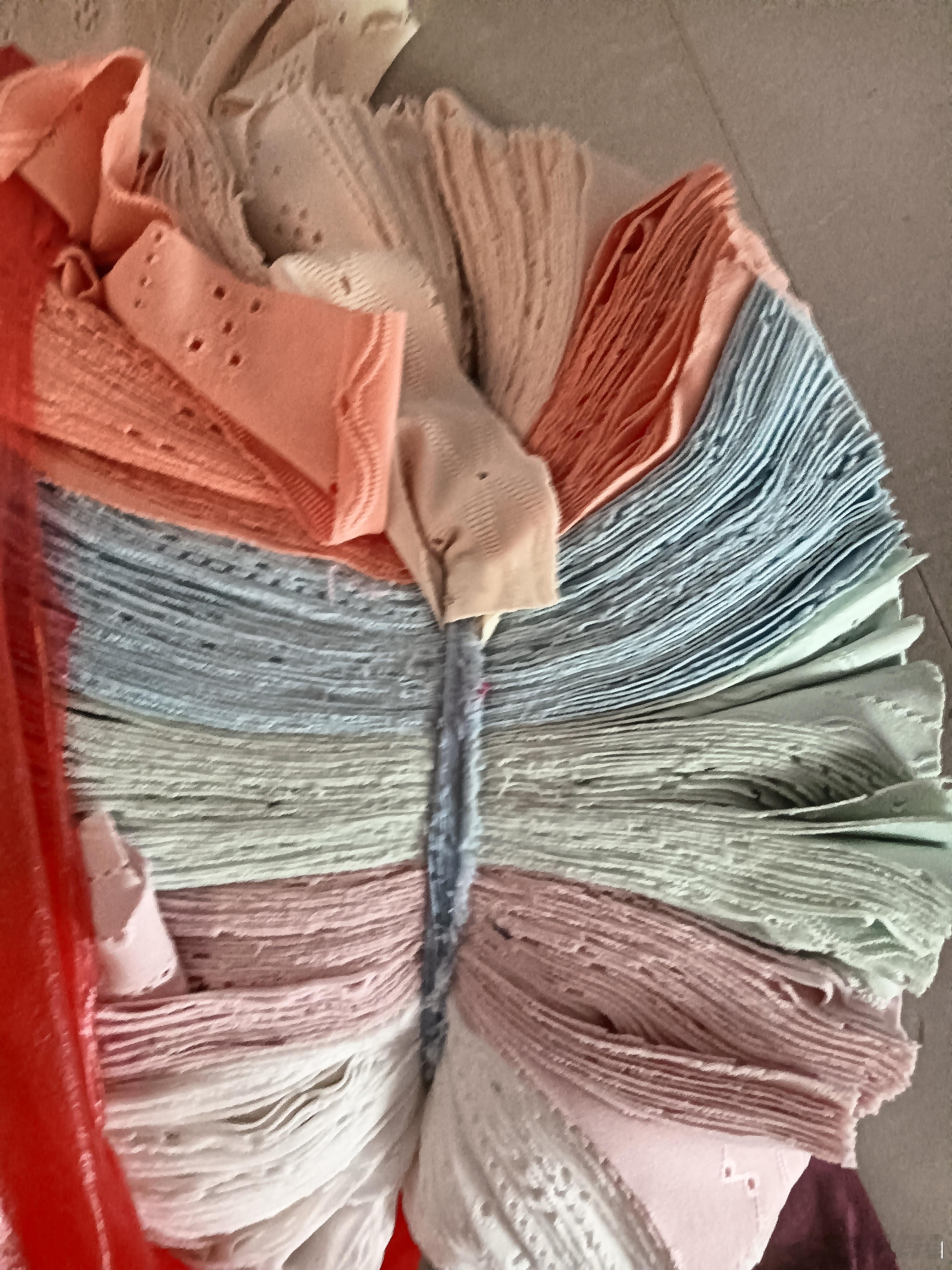 队友拿回了一袋大小均匀的方形布块，足足五六个不同颜色，翻来翻去琢磨半天，一时没想