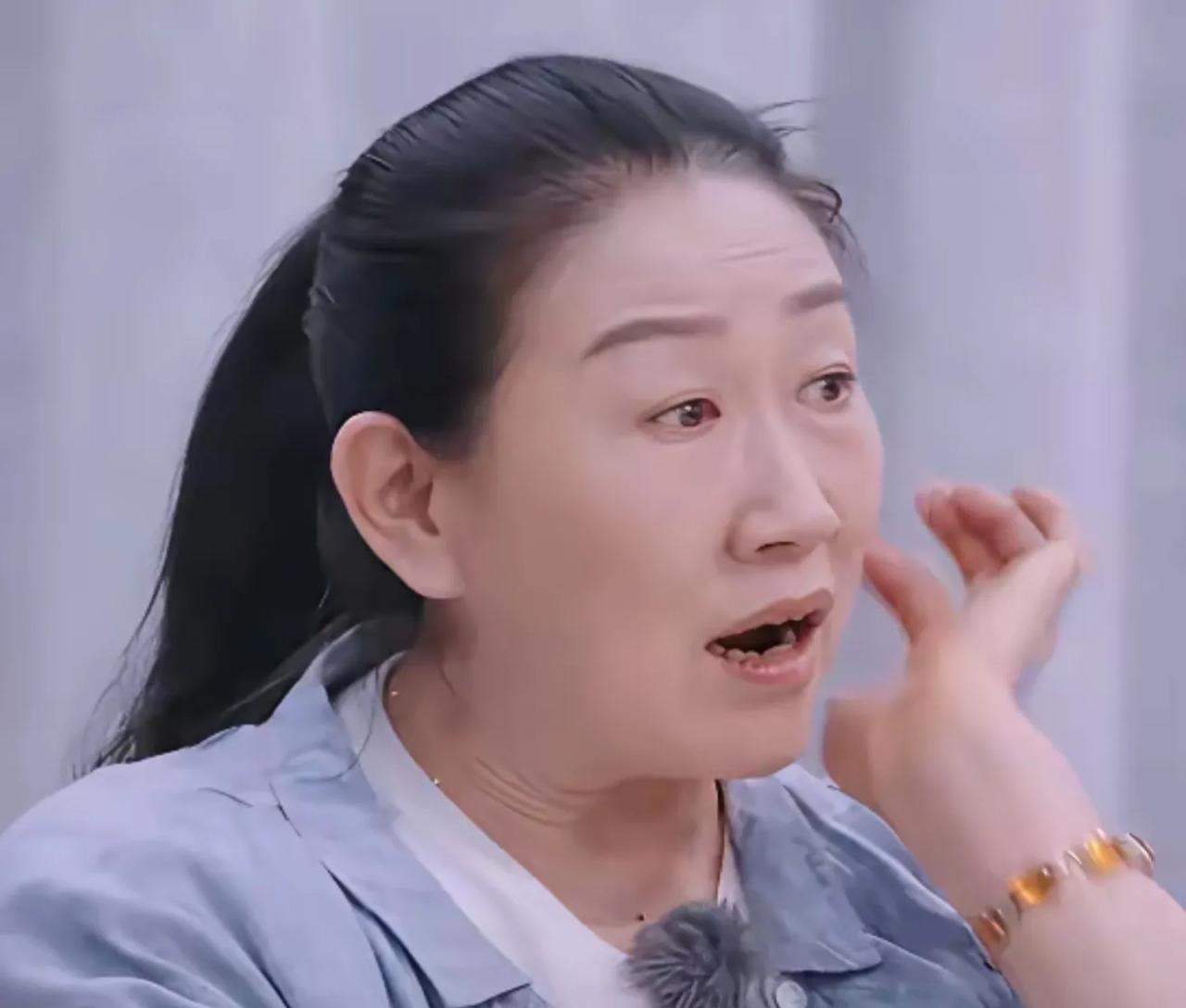 一直觉得陈梦家庭挺幸福的，其实并不，她妈妈的思想真的很奇怪。
她妈妈说陈梦一出生