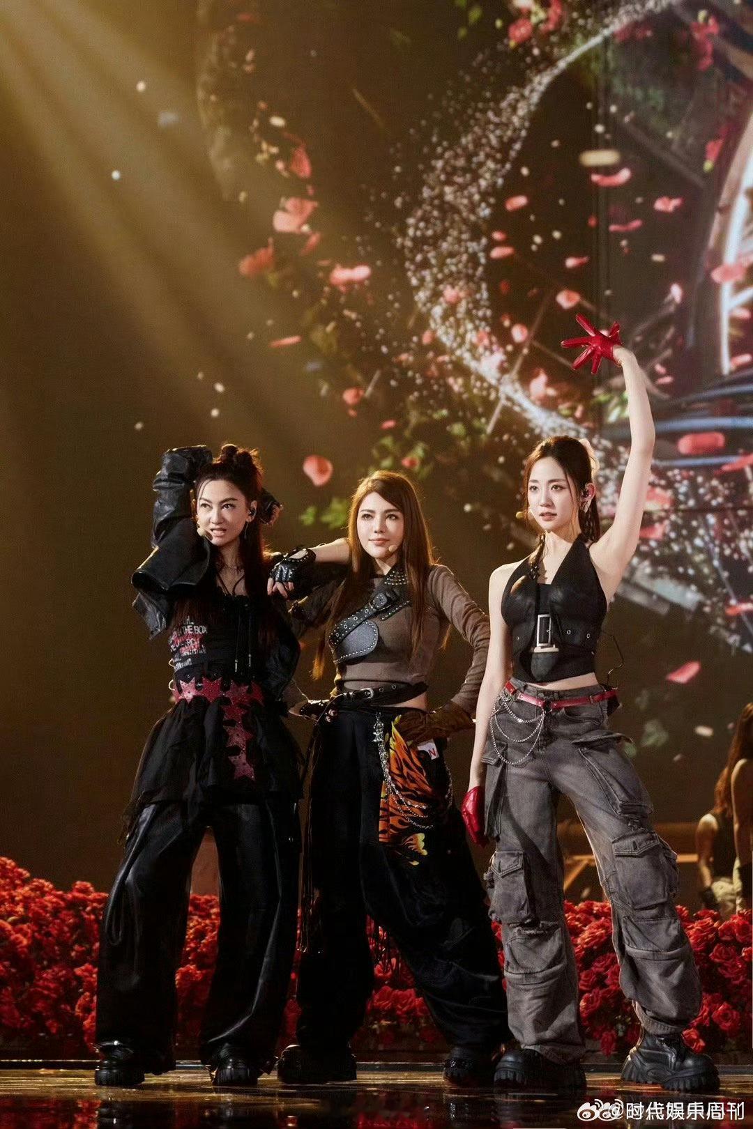 草原天籁变沙哑烟嗓，居然有点好听？这波是带病逆袭 乌兰图雅嗓子哑了乘风2026