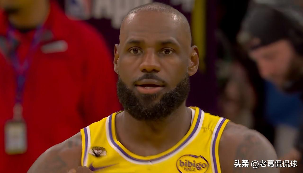 湖人巨星詹姆斯真是太懂事了！在今天湖人主场迎战掘金的焦点战中，目前双方的第一节比