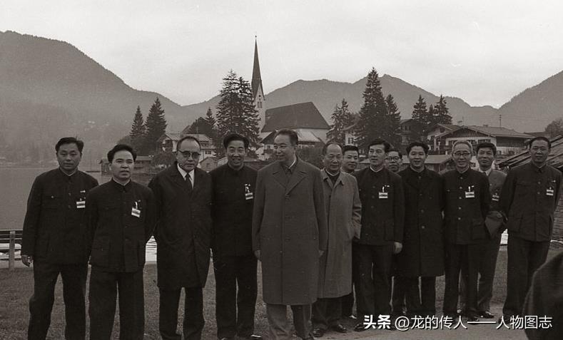 1979年10月，华国锋出访西欧四国，在农场小镇和工作人员合影(右四为曹万贵)。