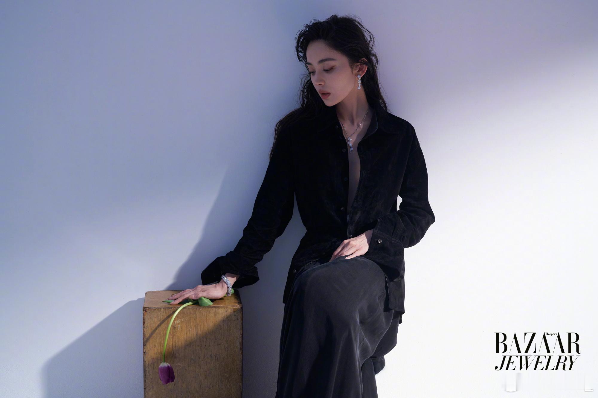 娜扎解锁第361度的美貌娜扎人鱼回眸封面大片既温柔神秘 ，又美不可挡 。她自由而