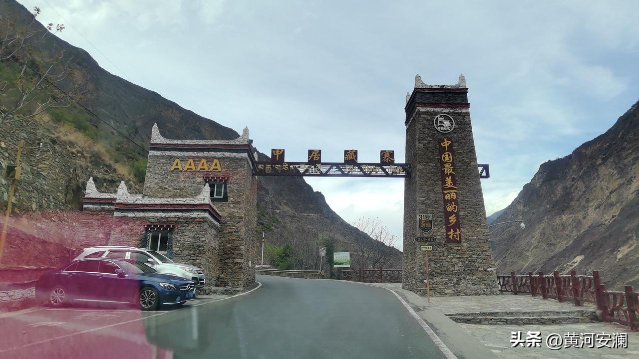 川西丹巴的甲居藏寨，果真是《中国国家地理》评选出的“中国最美的六大乡村古镇”之首
