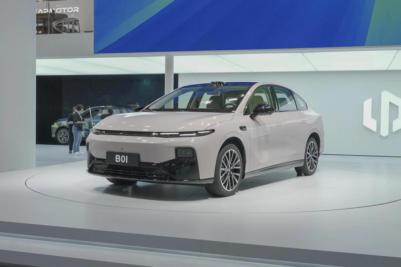 纠结到头了，谁便宜谁配置多谁就是王道
现在的新能源市场太卷了，10万想买台代步轿