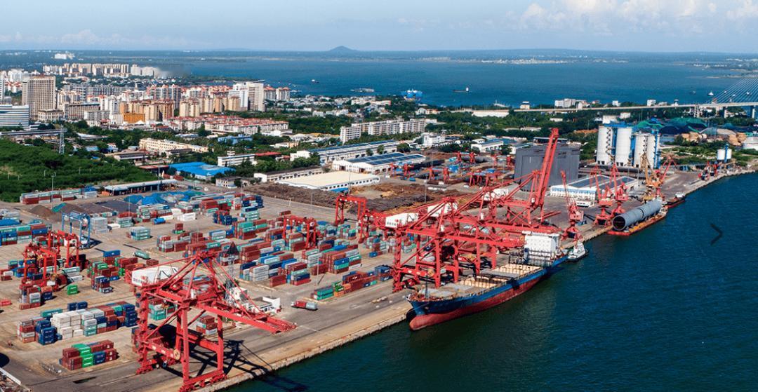 新加坡万万没想到，中国会在海南洋浦港给它来这么一记“釜底抽薪”。洋浦港现在能靠泊