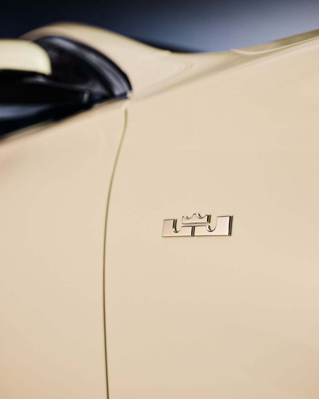 詹姆斯订制了一台迈巴赫S680，全车各处都有专属logo，不得不说詹皇的审美是真