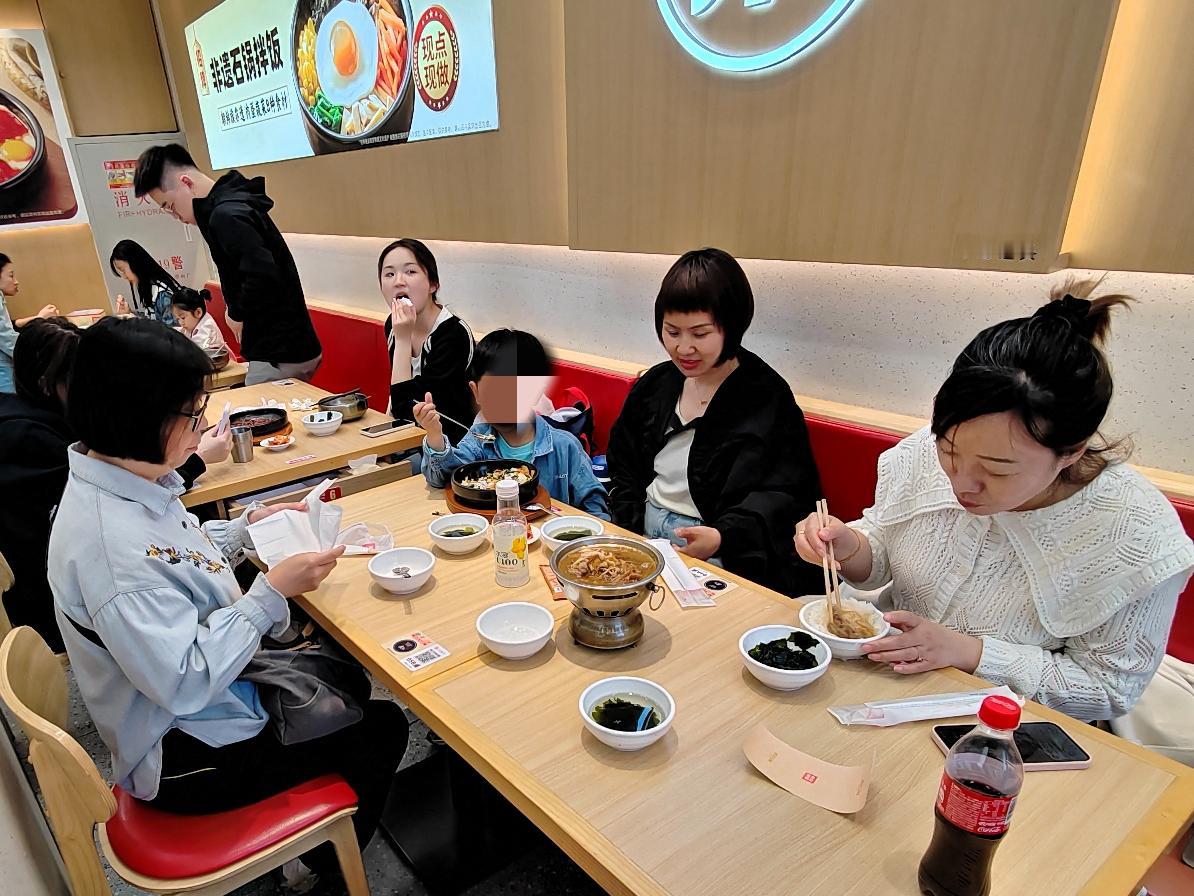 我请女粉丝去餐厅吃饭，但是我女朋友却不愿意点餐，场面搞的极其尴尬。这位女粉丝已经